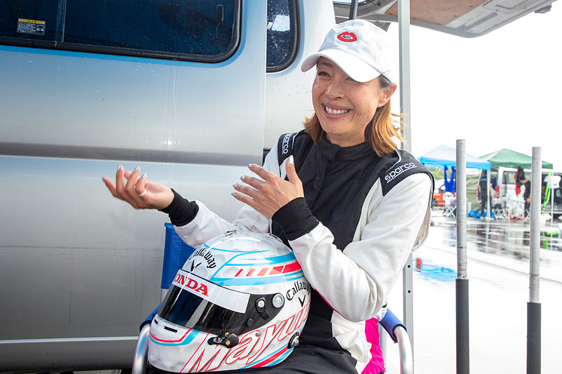 身振り手振りを交えてレースの印象を語る下村さん。レースが楽しいという気持ちが伝わってくる笑顔だった