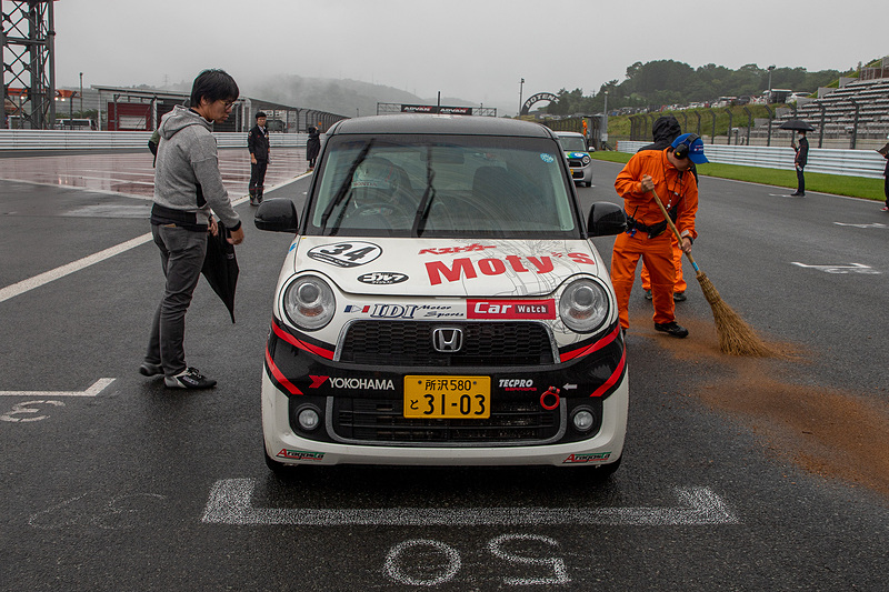 下村さんのグリッドは50番。後方の台数がさみしい位置だが、これが2戦目、しかも初のウェット。そして今回は練習走行なしのいきなり予選という状況なので仕方ないかも。ただ、この位置からではスタートシグナルが見えないので、まわりの動きを見てスタートするしかない