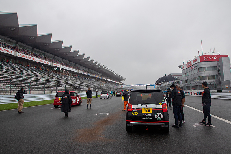 下村さんのグリッドは50番。後方の台数がさみしい位置だが、これが2戦目、しかも初のウェット。そして今回は練習走行なしのいきなり予選という状況なので仕方ないかも。ただ、この位置からではスタートシグナルが見えないので、まわりの動きを見てスタートするしかない