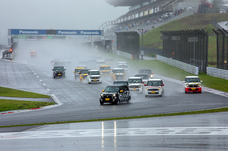 トップ集団のスタート後のシーン。ポールポジションの200号車 西郷選手が1位をキープ