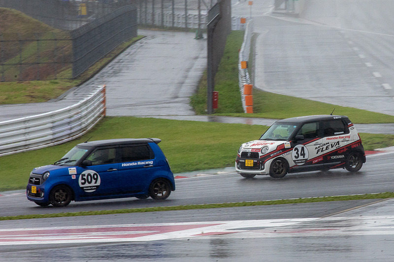 下村さんのファーストコーナーシーン。スタートをミスしたので後ろのグリッドだった509号車 田原選手に抜かれてしまう