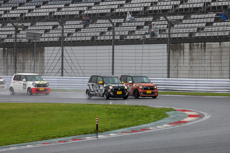 トップ争いは最初から激しい。200号車の西郷選手と38号車の岩間選手のバトルは見応えあるものだった