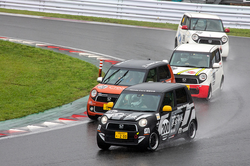 しかし3周目、1コーナーで少しラインを外してしまった西郷選手。そのミスが響いて岩間選手に抜かれてしまう