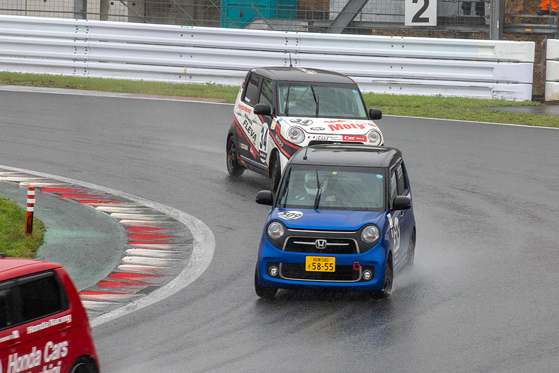 スタートで509号車に抜かれたものの、その後は離されることなく食らいつく下村さん