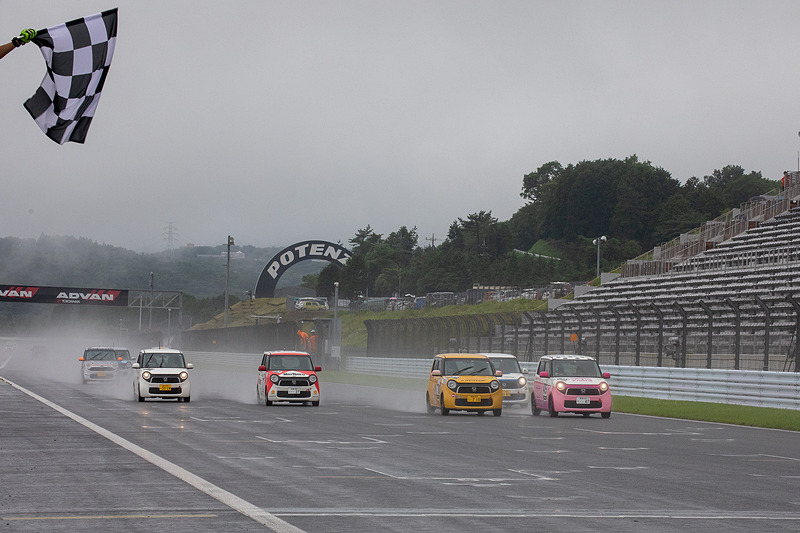 中段グループのバトルも終始激しく、このように集団でのゴールシーンも見られた