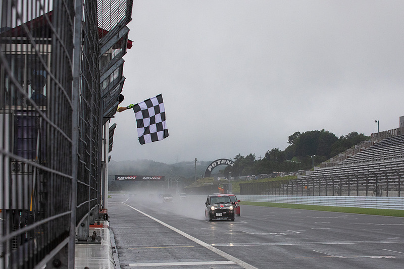 ウォータースクリーンの後に34号車はいた。最終ラップの1コーナーで509号車に競り勝って順位を上げてゴール