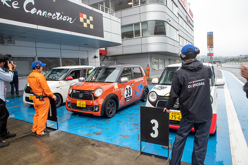 N-ONE OWNER'S CUP 第7戦の表彰台。優勝は38号車 岩間浩一選手。2位は390号車 坂井拓斗選手、3位は998号車 吉田隆ノ介選手。皆さんおめでとうございました
