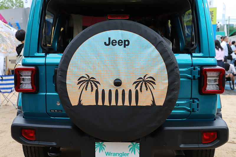 南国のビーチをイメージしたパームツリーのアイコンが入った「ソフトスペアタイヤカバー」を装着