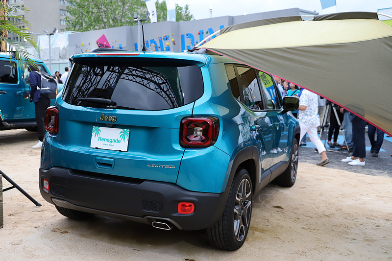 ラゲッジフルカバーにはBIKINIロゴだけでなく、砂浜の足跡をイメージしたアイコンも入る