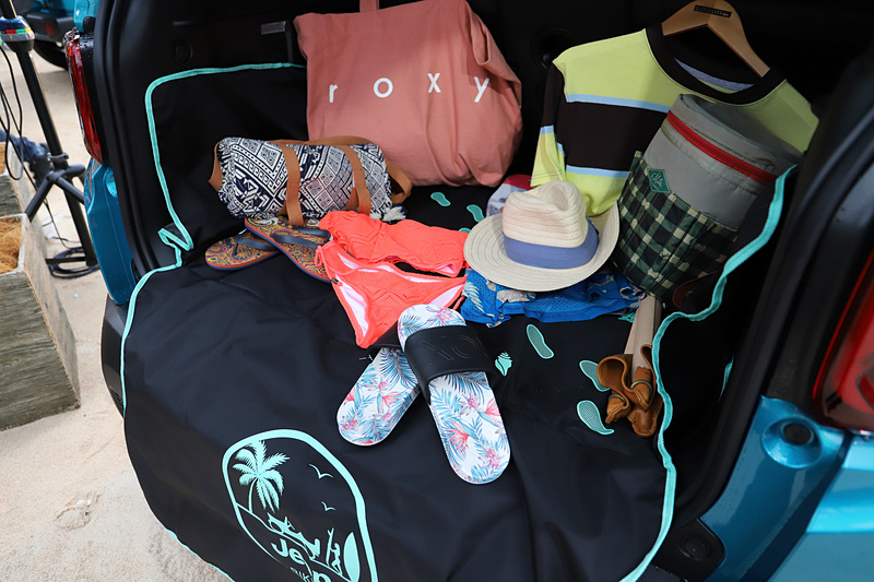 ラゲッジフルカバーにはBIKINIロゴだけでなく、砂浜の足跡をイメージしたアイコンも入る