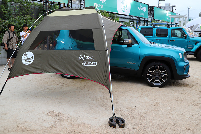 レネゲード・ビキニ・エディションは「ogawa」とコラボレーションした「BIKINIロゴ入りカーサイドタープ」を装着して展示
