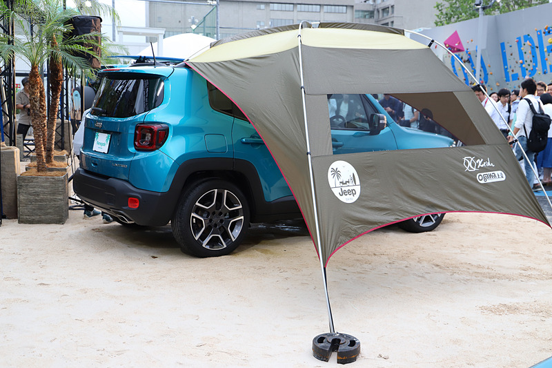 レネゲード・ビキニ・エディションは「ogawa」とコラボレーションした「BIKINIロゴ入りカーサイドタープ」を装着して展示