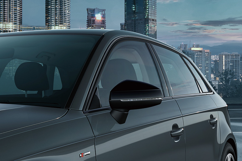 サイドウィンドウトリムなどにブラックアクセントを設定