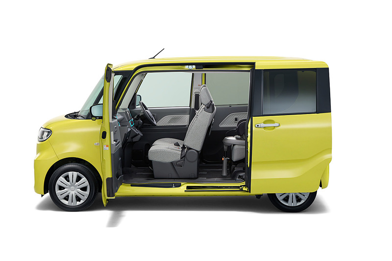 助手席側のBピラーを助手席側ドアと後席のスライドドアに内蔵することで大開口を実現した「ミラクルオープンドア」