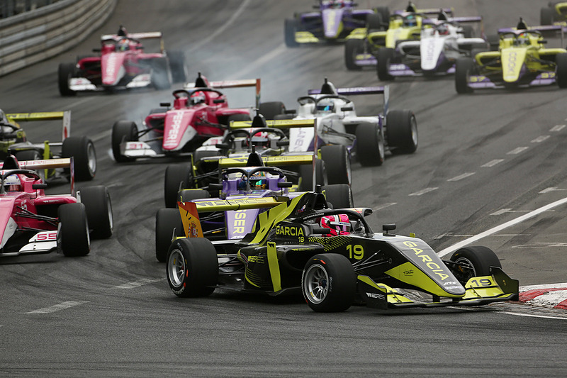 トップはポールポジションスタートのマルタ・ガルシア