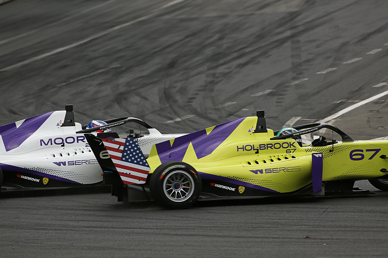 サラ・ムーア（No.26）とシア・ホルブロック（No.67）が接触してスピン