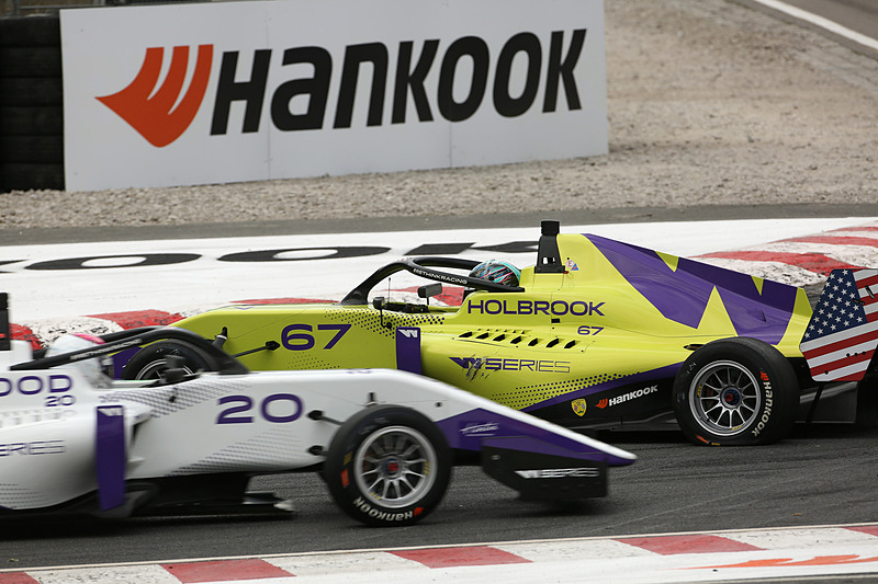 サラ・ムーア（No.26）とシア・ホルブロック（No.67）が接触してスピン