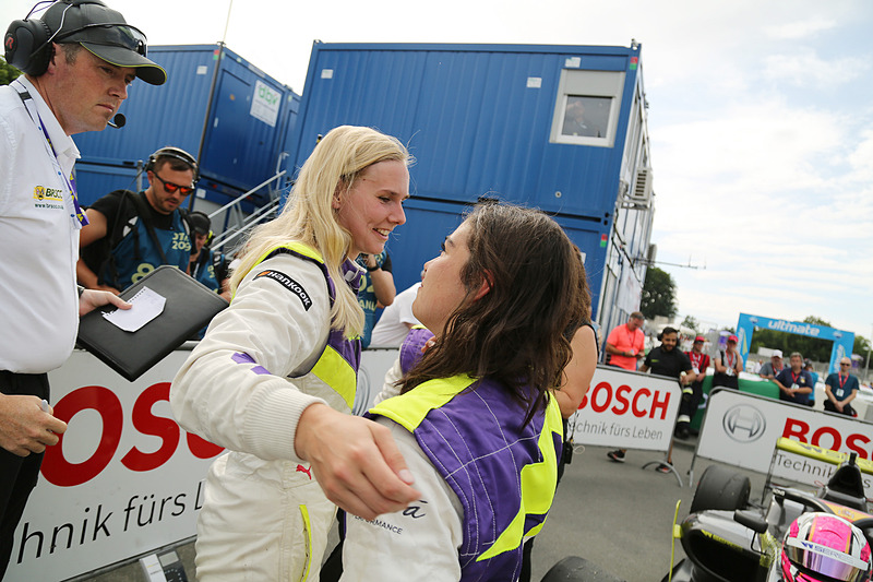 抱き合う2位のベーツク・ビセー（左）と3位のジャミー・チャドウィック