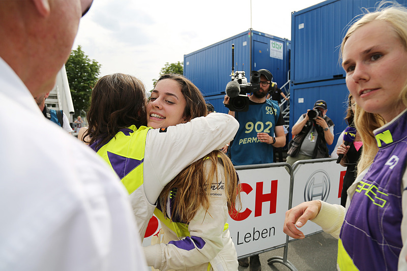 ジャミー・チャドウィックと抱き合う優勝したマルタ・ガルシア