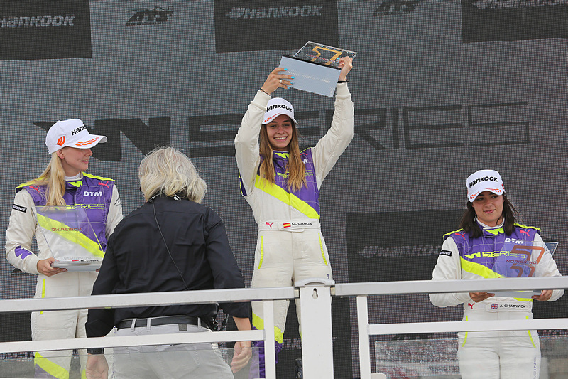 優勝したマルタ・ガルシア、2位のベーツク・ビセー、3位のジャミー・チャドウィック