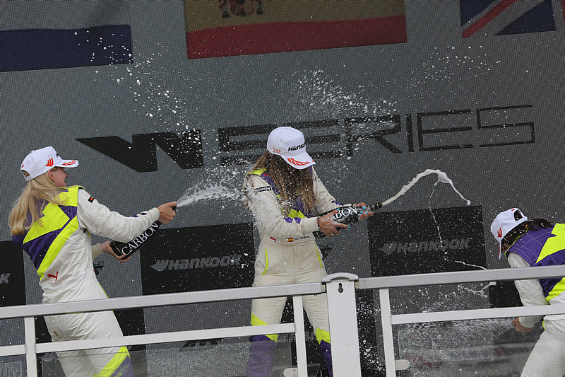 優勝したマルタ・ガルシア、2位のベーツク・ビセー、3位のジャミー・チャドウィック