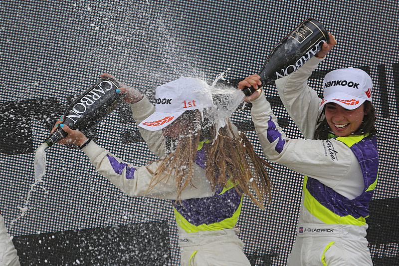 優勝したマルタ・ガルシア、2位のベーツク・ビセー、3位のジャミー・チャドウィック