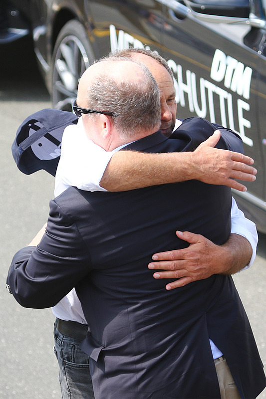 バイエルン州長のマルクス・ゼーダー氏と抱き合って別れを惜しむITR代表のゲルハルト・ベルガー氏