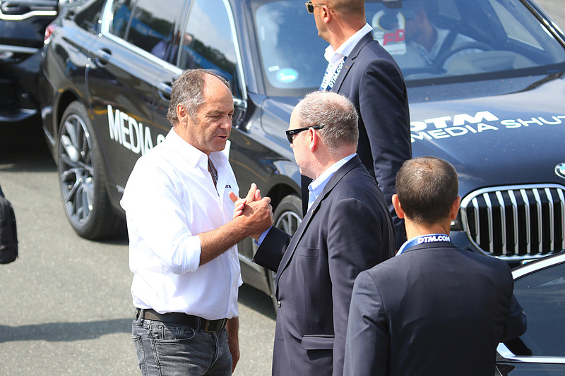 バイエルン州長のマルクス・ゼーダー氏と抱き合って別れを惜しむITR代表のゲルハルト・ベルガー氏