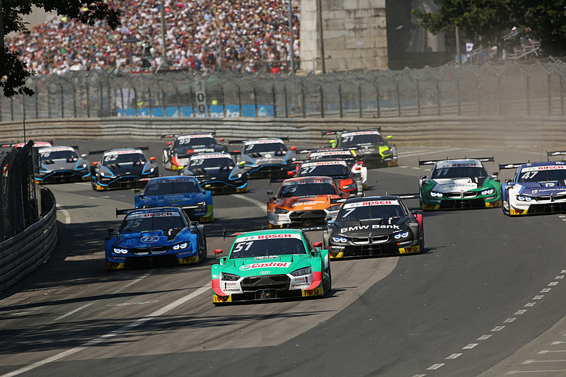 ニコ・ミューラーがトップでターン1をクリア