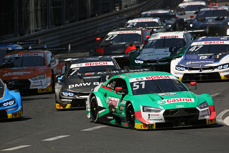 ニコ・ミューラーがトップでターン1をクリア