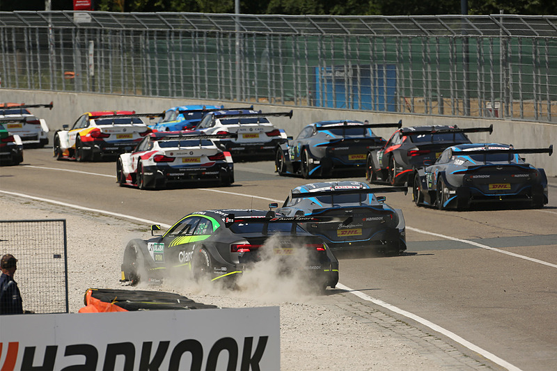 アストンマーティンのポール・ディレスタがピエトロ・フィッツパルディ（No.21）を押し出した形に