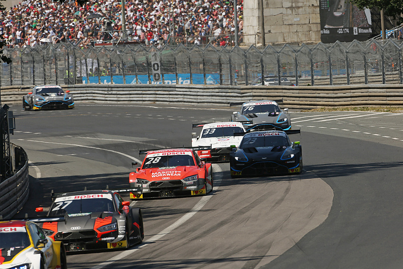 3周目に10位に浮上するレネ・ラスト（No.33）ら