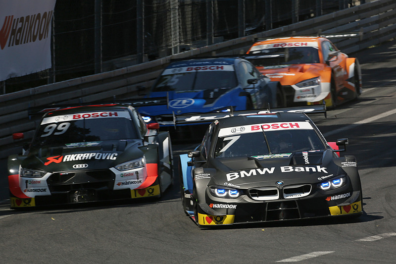 2位を走行するブルーノ・スペングラー（No.7）、左は16位を走行するマイク・ロッケンフェラー（No.99）