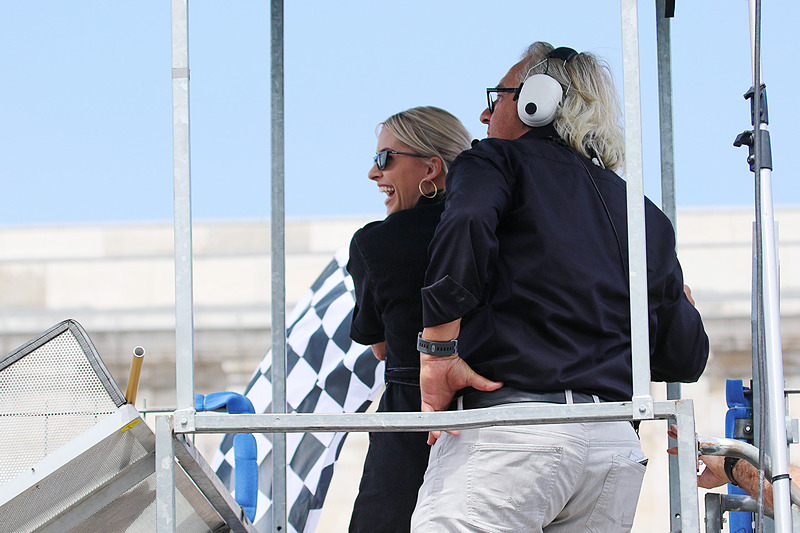 チェッカーフラッグを振るドイツのトップモデルのレナ・ゲアケさん