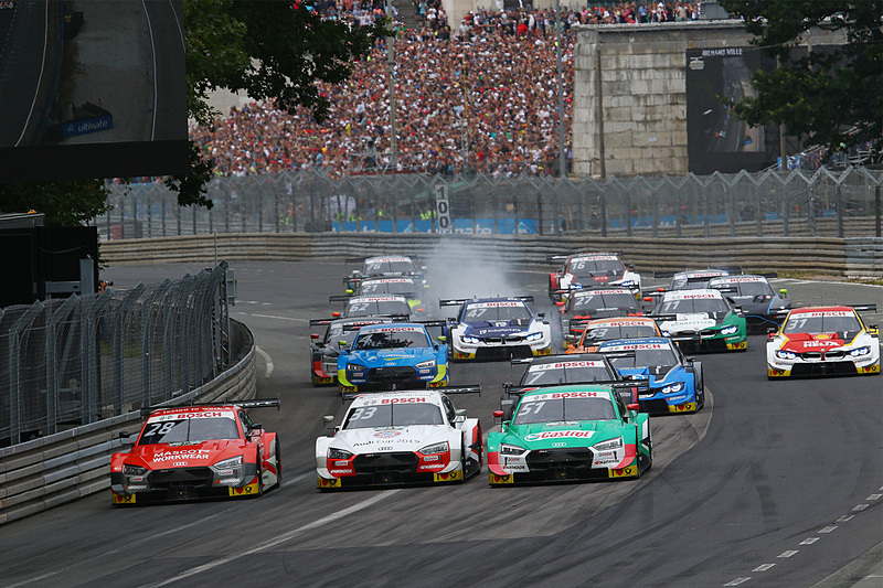 レネ・ラスト（No.33）、2番グリッドからスタートしたニコ・ミューラー（No.51）、3番グリッドからスタートのロイック・デュバル（No.28）のアウディの3台が横並びでターン1へ