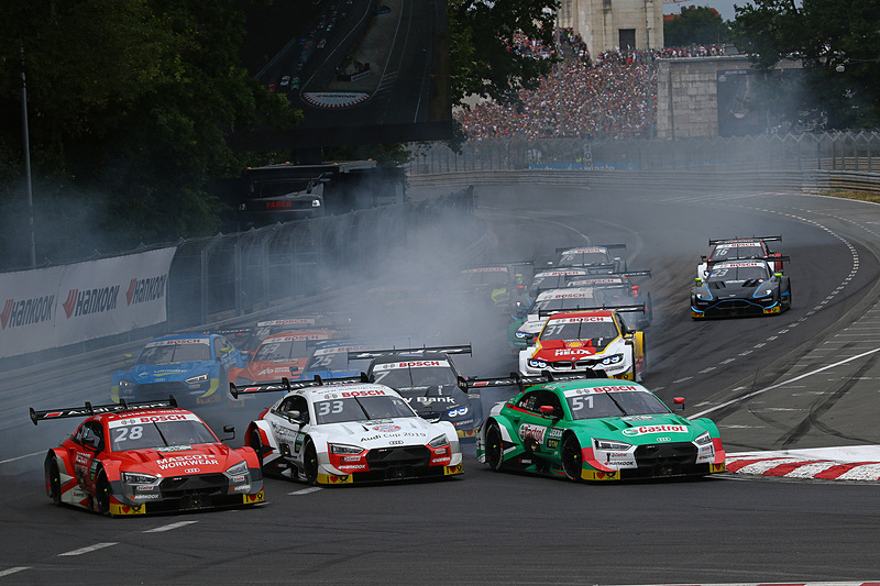レネ・ラスト（No.33）、2番グリッドからスタートしたニコ・ミューラー（No.51）、3番グリッドからスタートのロイック・デュバル（No.28）のアウディの3台が横並びでターン1へ