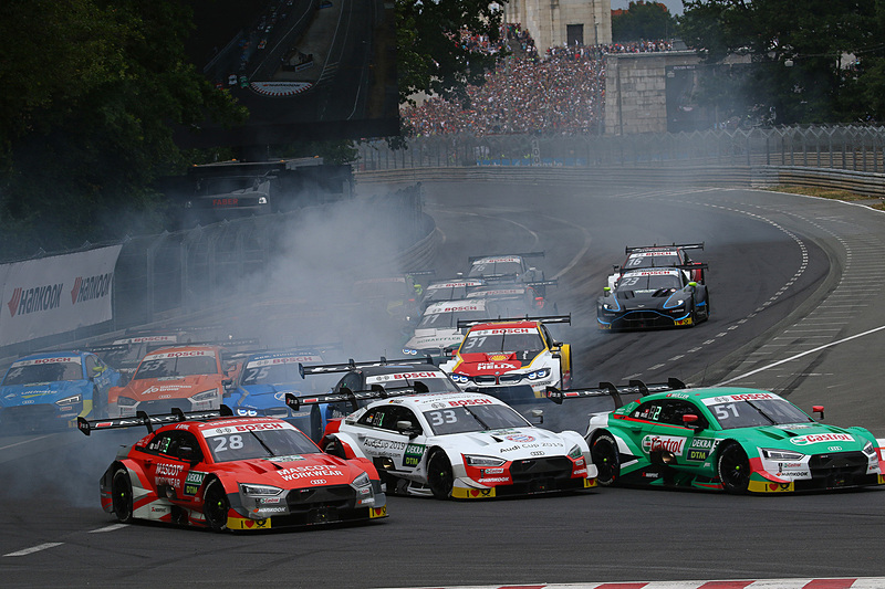 レネ・ラスト（No.33）、2番グリッドからスタートしたニコ・ミューラー（No.51）、3番グリッドからスタートのロイック・デュバル（No.28）のアウディの3台が横並びでターン1へ