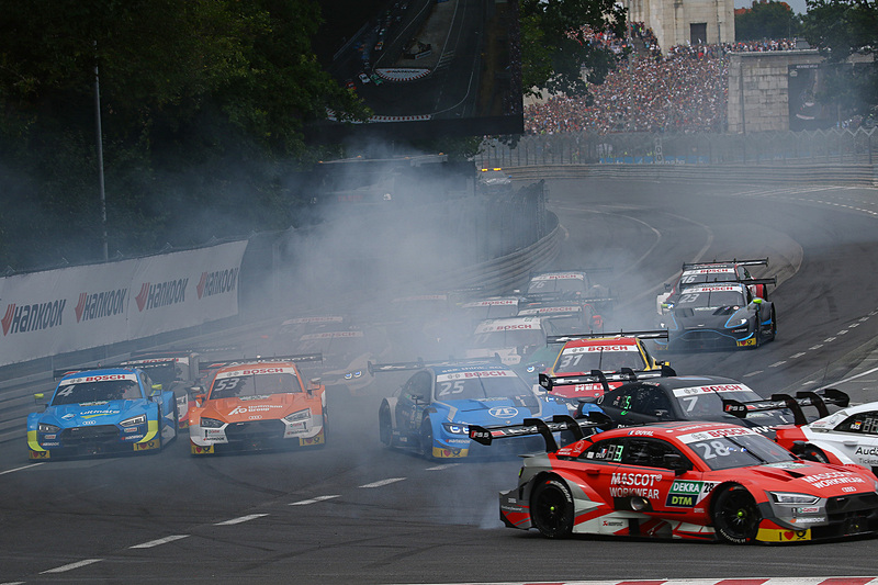 その後ろは、ブルーノ・スペングラー（No.7）、フィリップ・エング（No.25）、ジャミー・グリーン（No.53）、ロビン・フリジン（No.4）の4台が横並びでポジション争い