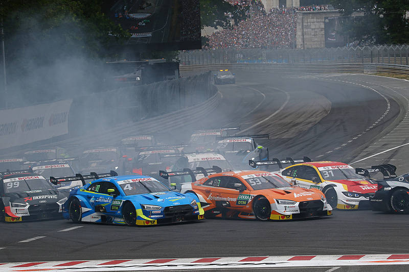 その後ろは、ブルーノ・スペングラー（No.7）、フィリップ・エング（No.25）、ジャミー・グリーン（No.53）、ロビン・フリジン（No.4）の4台が横並びでポジション争い