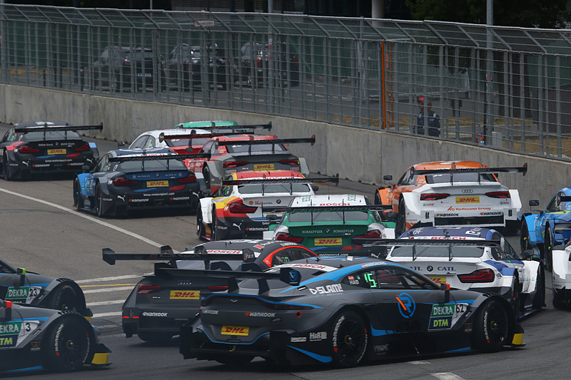 ブルーノ・スペングラーが立ち上がりで3台のアウディの隙をつきインから一気にトップに浮上