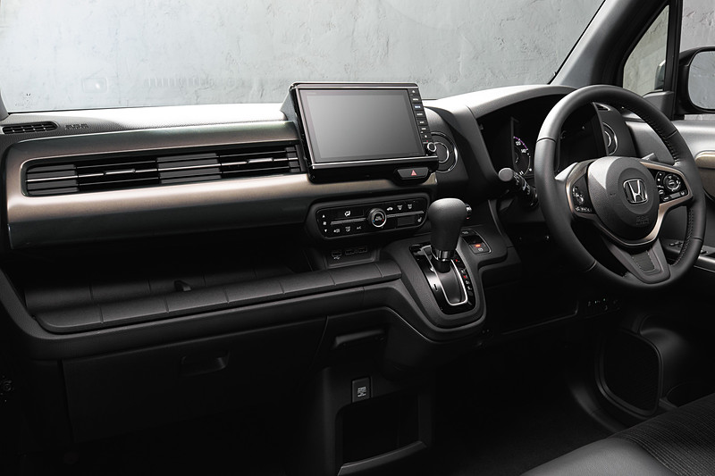 N-WGN カスタム L・ターボ Honda SENSINGのインパネ。サイドウォークスルー可能なインパネシフトを継承しつつ、水平基調のデザインで広さ感を演出している