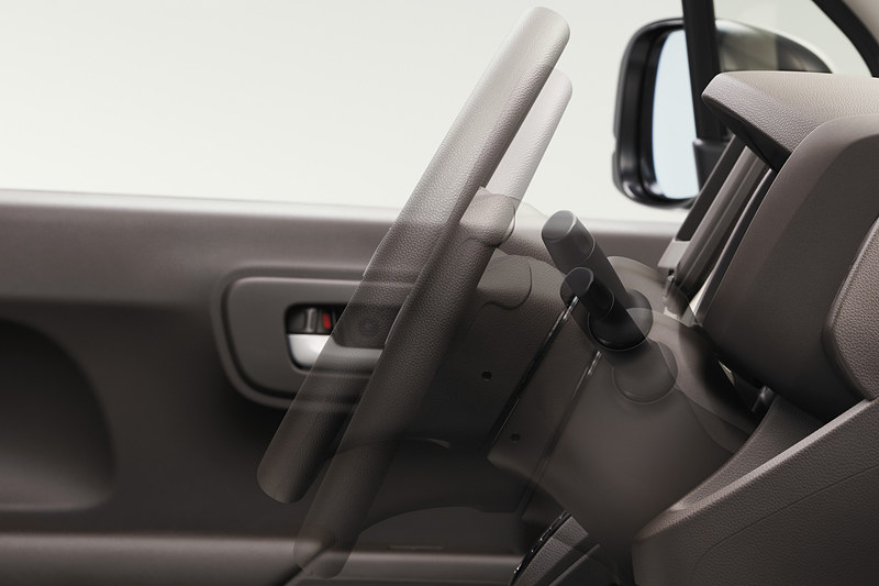 ステアリングで上下調節のチルト機構に加え、前後に30mm調整可能とする「テレスコピック機構」をホンダの軽自動車で初採用