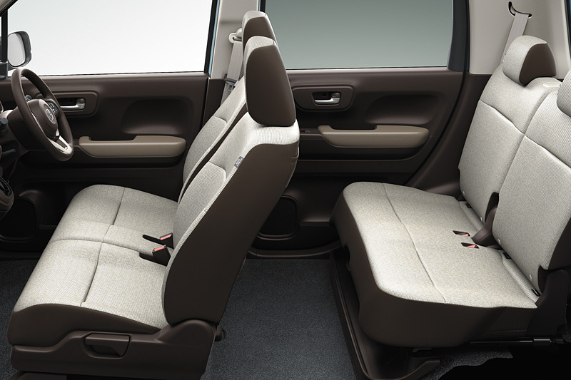 シートカラーはN-WGN（左）がアイボリー、N-WGN カスタム（右）がブラック