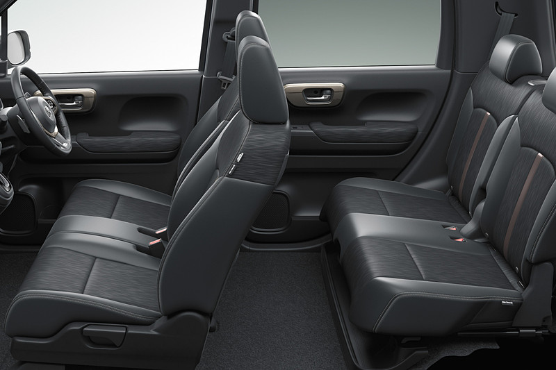 シートカラーはN-WGN（左）がアイボリー、N-WGN カスタム（右）がブラック