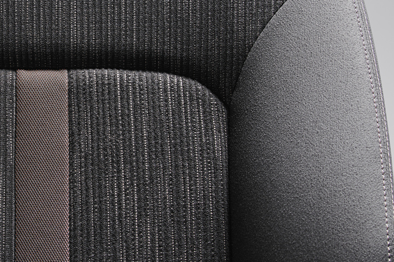 N-WGN カスタム L・Honda SENSINGのシート表皮はトリコットで、中央部分のアクセントにジャージを組み合わせる