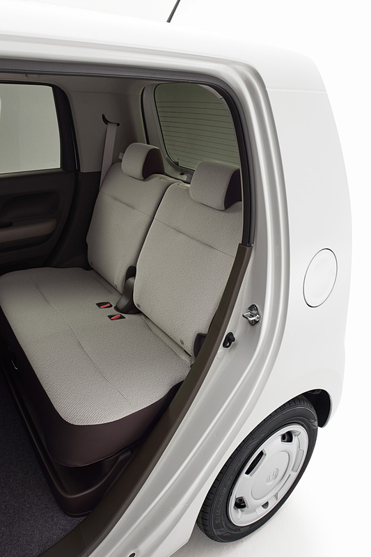 リアドアの開口部はすっきりと滑らかなアーチ形状。スムーズな乗り降りを心理面からもサポート。ボディパネル側に設定された折り目のラインは外装の強度を高める意味合いを持っているが、このラインで規則性を表現するため、開発の初期段階からデザイナーと設計、生産のチームが意思統一を行なって実現しているという