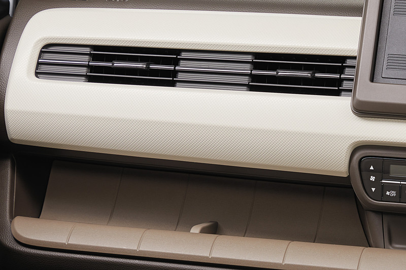 「助手席インパネガーニッシュ＆トレー」はN-WGNのGと助手席回転シート車がマックスアイボリー＆ビターウォールナット（左）、LとL・ターボがマックスアイボリー＆ライトヘーゼル（右）