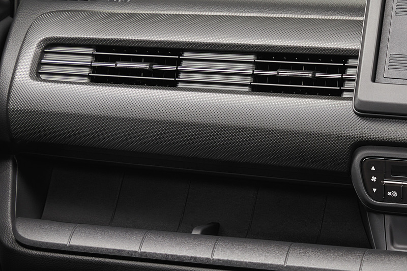 N-WGN カスタムの助手席インパネガーニッシュ＆トレーはGがブラック（左）、LとL・ターボが偏光メタリック塗装＆ブラック（右）