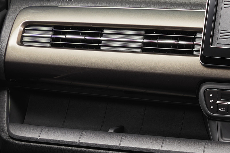 N-WGN カスタムの助手席インパネガーニッシュ＆トレーはGがブラック（左）、LとL・ターボが偏光メタリック塗装＆ブラック（右）