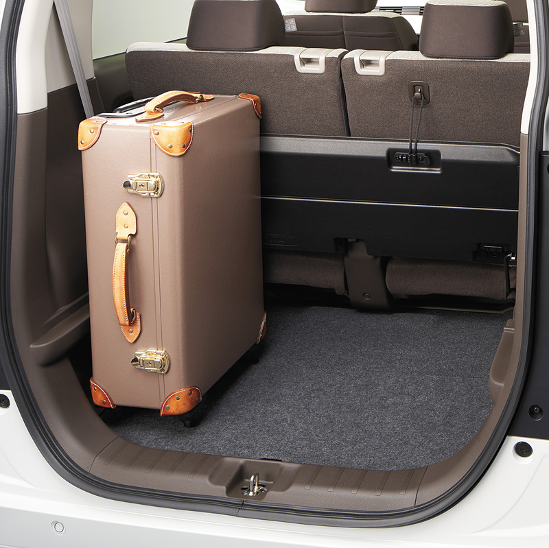 リアハッチの開口部を広げて低床化を行なったラゲッジスペースでは、高さのある荷物に対応する「ローフロアモード」（左）、リアシートの前倒しとフロアボードのフロアで大きな荷物に対応する「ビッグラゲッジモード」（中央）、フロアボードの上でで荷物を積み分ける「2段ラックモード」（右）など、多彩な使い方を実現する